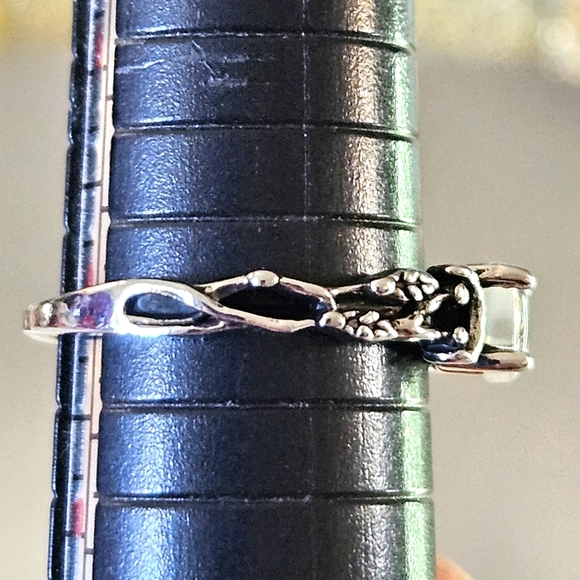 Elegant Silver Moonstone Ring - Picture 4 of 8